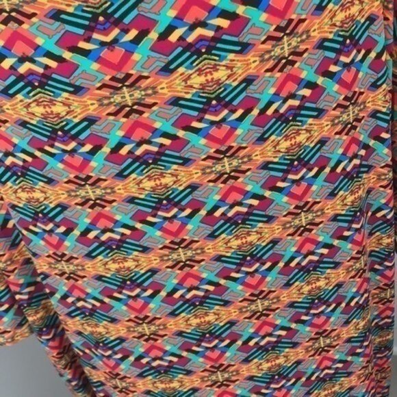 LuLaRoe Irma Short Sleeve Top Size M - Picture 5 of 5